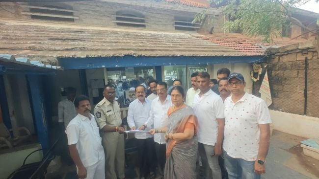 తలారి రంగయ్య పై తెలుగుదేశం పార్టీ చైర్పర్సన్ అభ్యర్థిబుట్నా లక్ష్మి పోలీసులకు ఫిర్యాదు.