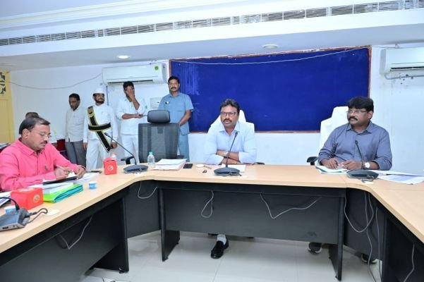  ఎన్నికలు సజావుగా జరగడానికి ఆర్వోల సమగ్ర పర్యవేక్షణ అత్యంత కీలకం :  జిల్లా కలెక్టర్  పి.రాజాబాబు