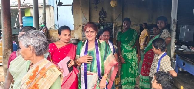 గడపగడపకూ వెళ్లి ఓట్లు అభ్యర్థించిన బచ్చల సుమేధ, శ్రీ హనీత్ రెడ్డి