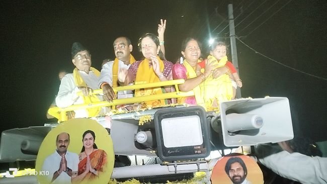 ప్రచారంలోదూసుకుపోతున్న వున్నం వారి కోడలు  జడ్పిటిసి అభ్యర్థి డాక్టర్ దీపిక  పిడుగురాళ్ల రూరల్ మేజర్ న్యూస్   పిడుగురాళ్ల జడ్పిటిసి అభ్యర్థి, వున్నం వారి కోడలు డా. వున్నం దీపిక ఎన్నికల ప్రచారంలో దూసుకుపోతున్నారు. శనివారం కరాలపాడు గ్రామంలో ఆమె నిర్వహించిన ప్రచారానికి విశేష స్పందన లభించింది. డప్పుల చప్