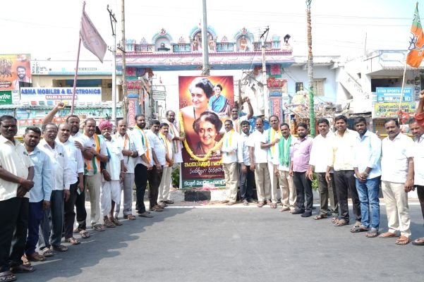 కాంగ్రెస్ పార్టీ ఆధ్వర్యంలో  ఇందిరాగాంధీ వర్ధంతి