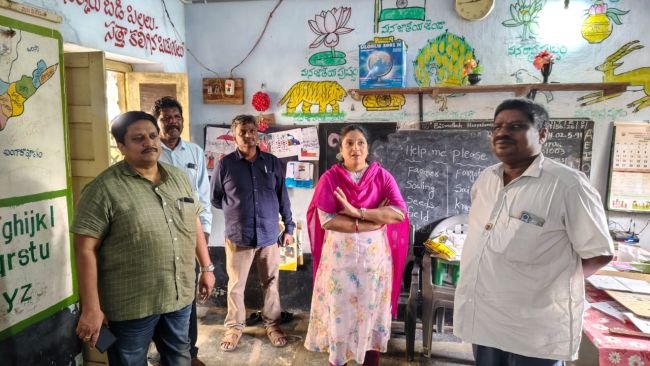 పొన్నూరు మండలంలో పోలింగ్ కేంద్రాలను పరిశీలించిన రిటర్నింగ్ అధికారులు