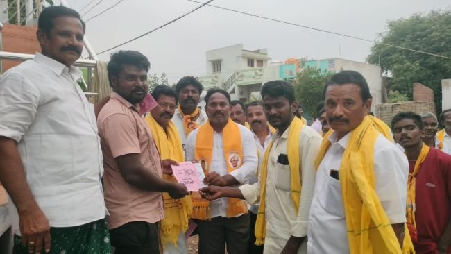 పాములపాడు లో టీడీపీ జెడ్పీటీసీ అభ్యర్థి సురేష్ ప్రచారం