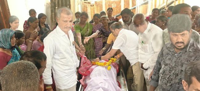 మృతుల కుటుంబాలకు రాధాకృష్ణ మెమోరియల్ చారిటబుల్ ట్రస్ట్ చైర్మన్ జర్పుల దశరథ్ నాయక్ చేయూత