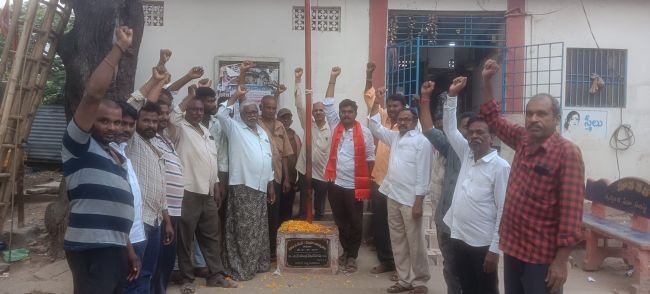 కార్మికులకు 8 గంటల పని దినాన్ని చట్టంగా తెచ్చింది ఏఐటీయూసీ
