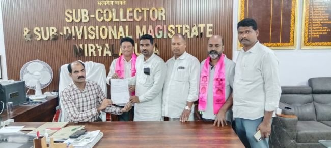 డబుల్ బెడ్‌రూమ్ ఇళ్ల పంపిణీలో అవకతవకలపై సమగ్ర విచారణ జరిపించాలి  లాటరీ ద్వారా ఎంపికైన అర్హులైన లబ్ధిదారులకే ఇళ్లు కేటాయించాలి – ఆర్డీఓకు కౌన్సిలర్ల వినతి