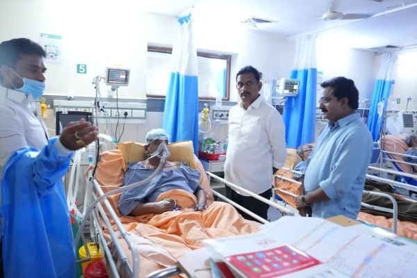 ఆసుపత్రిలో గద్దె వెంకన్నకు ఎంపీ కేశినేని చిన్ని పరామర్శ