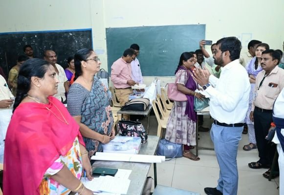 నిష్పక్షపాతంగా, పారదర్శకంగా పోలింగ్ నిర్వహించాలి : కృష్ణా కలెక్టర్ డీకే బాలాజీ