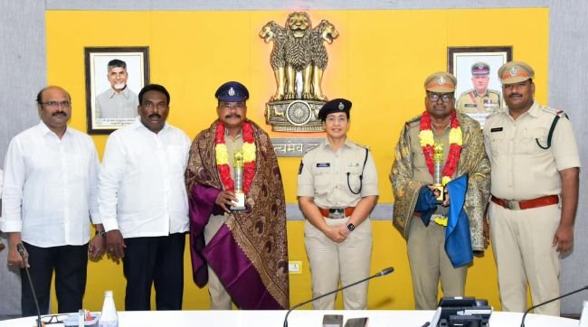 పదవీ విరమణ చేసిన పోలీసు సిబ్బందికి ఆత్మీయ వీడ్కోలు