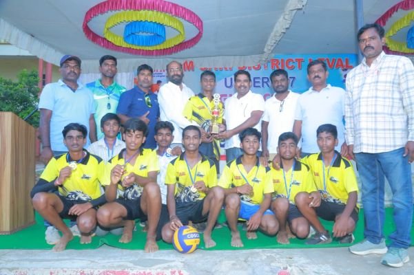 జిల్లా వాలీబాల్‌ విజేతగా ఆదర్శ పాఠశాల