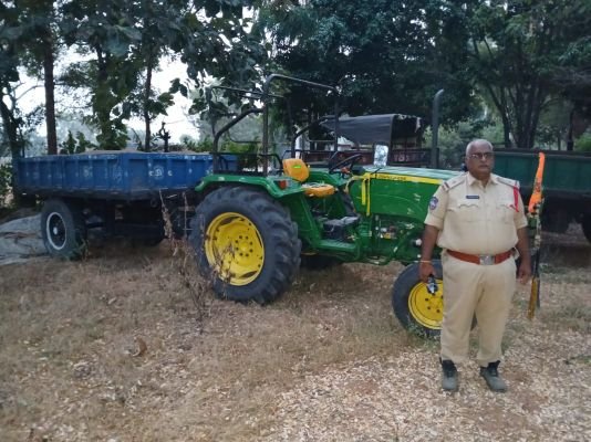 అక్రమంగా ఇసుక తరలిస్తున్న ట్రాక్టర్ పట్టివేత......