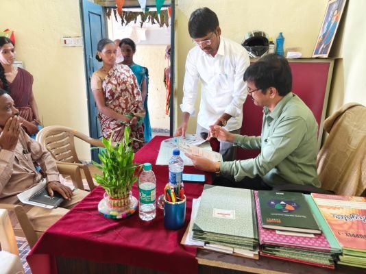పెన్షన్ వెరిఫికేషన్లో పాల్గొన్న  జిల్లా పంచాయతీ అధికారి 