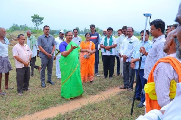 భూ భారతి రీ సర్వేను క్షేత్రస్థాయిలో పరిశీలించిన కలెక్టర్ హైమావతి