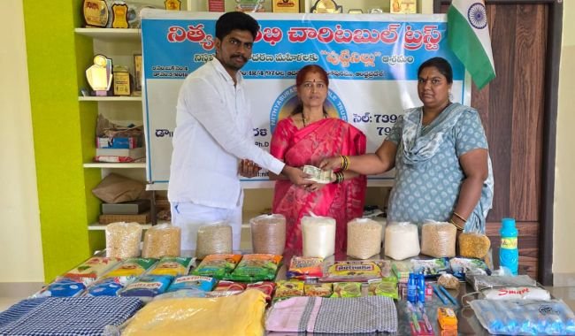 బాధిత కుటుంబానికి ఆర్థిక, నిత్యావసర వస్తువుల పంపిణీ