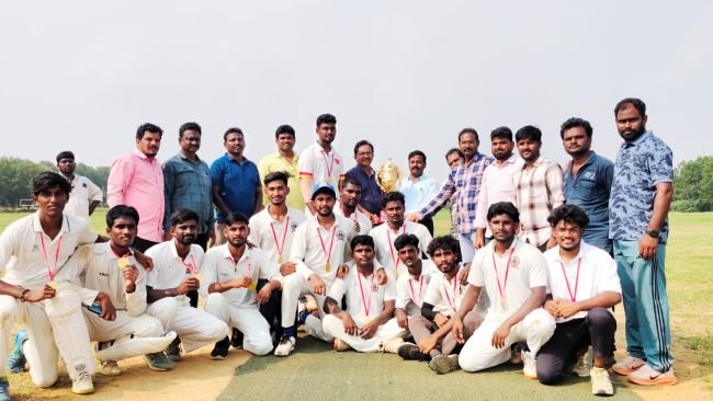 వీఎస్‌యూ కళాశాల జట్టుకు నెల్లూరు జోన్ క్రికెట్ టైటిల్