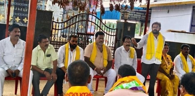 అభివృద్ధిని చూడండి శ్రీనివాసవర్మను గెలిపించండి