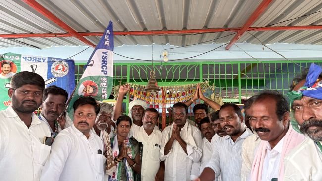 బ్రహ్మాసముద్రం లో వైయస్సార్సీపి జడ్పిటిసి అభ్యర్థి ఇంటింటా ప్రచారం జోరు.