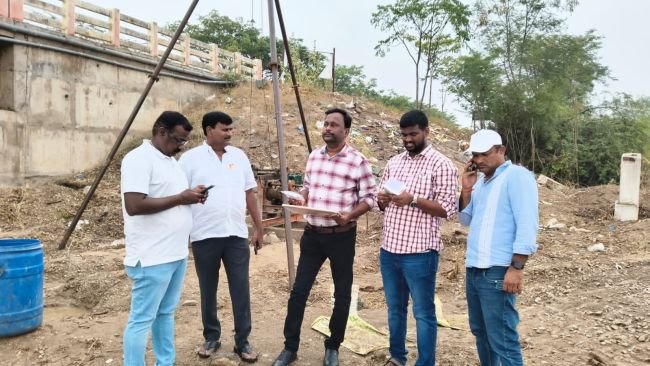 బ్రిడ్జి నిర్మాణానికి మట్టి నమూన సేకరణ...  మట్టి నమూన పనుల పరిశీలిస్తున్న ఆర్ అండ్ బి  అధికారులు...