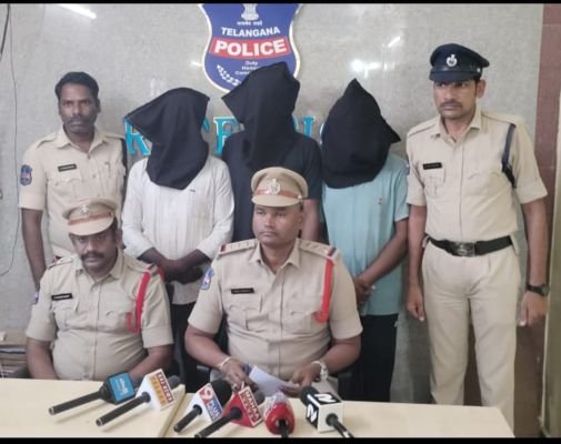 వన్యప్రాణులను వేటాడుతున్న ముగ్గురు నిందితులు అరెస్ట్* * రెండు తుపాకులు, 37 ఇనుప గుండ్లు స్వాధీనం…  వన్యప్రాణుల మాంసం విక్రయిస్తే కఠిన చర్యలు-సీఐ నాగరాజు, ఎస్సై రాజేష్ కుమార్..* 
