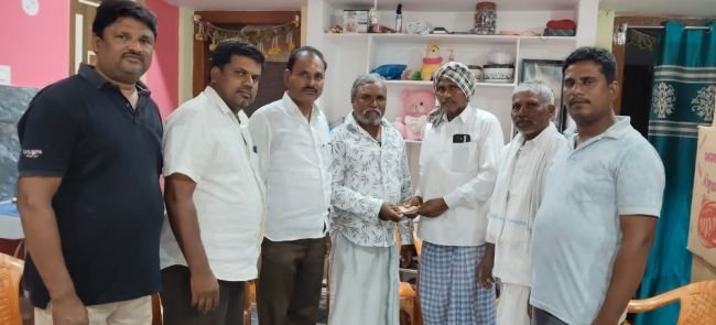 గుండె శస్త్రచికిత్స చేయించుకున్న అంజయ్యకు ఆర్థిక సహాయం అందజేసిన జిఎంఆర్ ఫౌండేషన్ చైర్మన్ బిఆర్ఎస్ నాయకులు గుర్రపు మచ్చేందర్