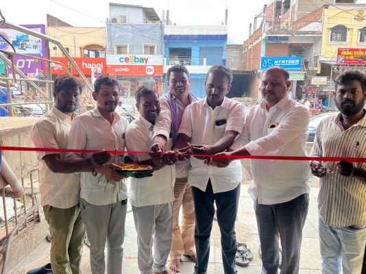 నూతన సుగుణ చికెన్ సెంటర్ ప్రారంభించిన మున్సిపల్ వైస్ చేర్మెన్