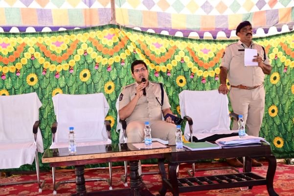 పోలింగ్ కేంద్రాల వద్ద  పటిష్ట భద్రతా చర్యలు