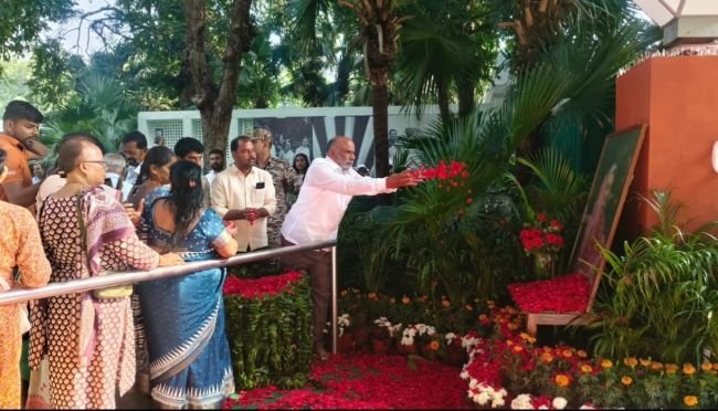 ఢిల్లీలో ఇందిరా గాంధీ చిత్రపటానికి పూలమాల వేసి నివాళులర్పించిన సీడీసీ చైర్మన్ గడీల రామిరెడ్డి