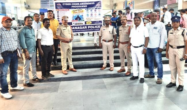 లింగంపల్లి రైల్వే స్టేషన్‌లో సైబర్ నేరాలపై  చందానగర్ పోలీసుల అవగాహన