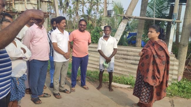 విద్యుత్ సబ్‌స్టేషన్‌  పరిశీలించి, తుఫాను బాధితులను పరామర్శించిన జిల్లా కలెక్టర్ 