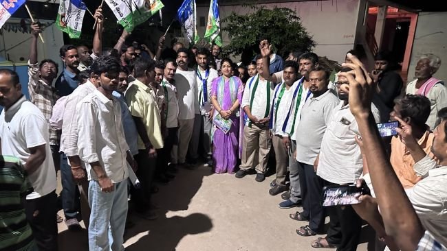 మదనపల్లి వైకాపా జడ్పీటీసీ అభ్యర్థిని కిరణ్మయి ముమ్మర ప్రచారం : 27 ఎంపీటీసీ సెగ్మెంట్లను అఖండ మెజార్టీతో గెలిపించుకుందాం - వైకాపా సమన్వయకర్త ఎస్.నిసార్ అహమ్మద్ పిలుపు