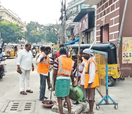 రైన్ వాటర్ మ్యాన్ హోల్లలో పూడికతీత
