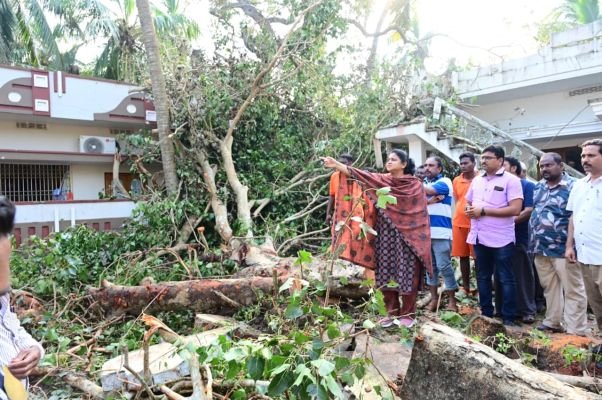 విద్యుత్ సరఫరా రెండు రోజుల్లో పూర్తిగా పునరుద్ధరిస్తాం  -- తుఫాన్ బాధితులను పరామర్శించిన జిల్లా కలెక్టర్ నాగరాణి