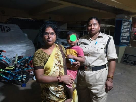 - ఒంటరిగా కనిపించిన బాలుడి ని గుర్తించి తల్లి దండ్రులకు సురక్షితం గా అప్ప గించిన పోలీసులు