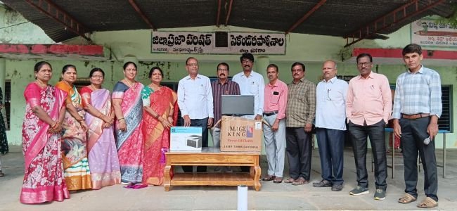 పాఠశాలకు ప్రింటర్ కంప్యూటర్ బహుకరించిన ఉపాధ్యాయురాలు రజిని
