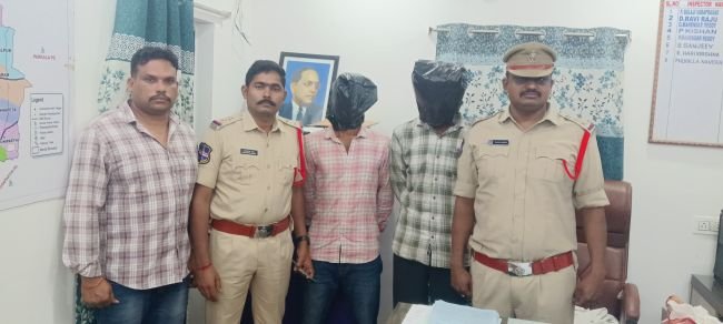 గంజాయి సేవిస్తున్న ఇద్దరు వ్యక్తుల అరెస్ట్