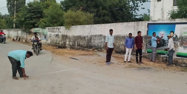 రోడ్డు విస్తరణ పనులకు మార్కింగ్ చేసిన అధికారులు