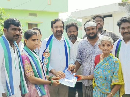 పొన్నూరు మండలం లో ఎన్నికల ప్రచారంలో పాల్గొన్న పొన్నూరు నియోజకవర్గ వైఎస్ఆర్సిపి  సమన్వయకర్త అంబటి మురళీకృష్ణ