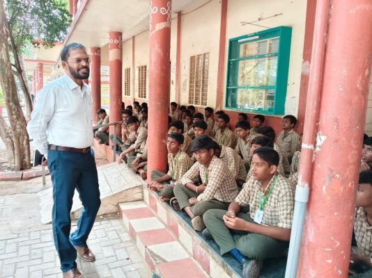 నిదుబ్రోలు జెడ్పీహెచ్ఎస్  పాఠశాలను సందర్శించిన డీఈఓ షేక్. సలీం బాషా 