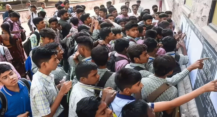 పదో తరగతి విద్యార్థుల హాల్‌టికెట్‌‌లో క్యూఆర్ కోడ్,,,, స్కాన్ చేస్తే ఎగ్జామ్ సెంటర్ వివరాలు