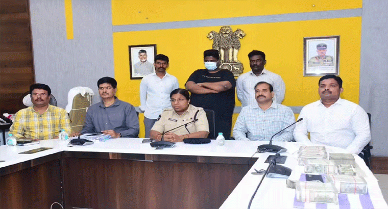 ఒకసారి వాడిన నంబర్ మరోసారి వాడడు,,,,విజయవాడలో అజిత్‌కుమార్ అరెస్ట్