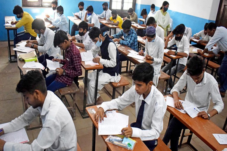 AP టెన్త్ విద్యార్థుల బోర్డ్ ఎగ్జామ్స్ టైం టేబుల్‌లో  మార్పు.... 