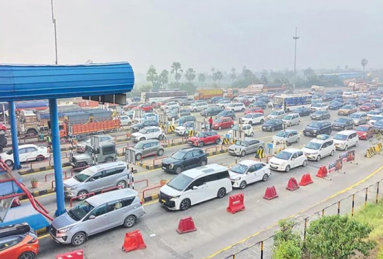 సంక్రాంతి పండుగ వేళ విజయవాడ హైవేపై భారీ ట్రాఫిక్ జామ్