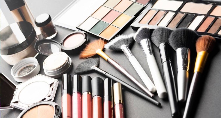 కాస్మొటిక్స్ వాడే వారు తీసుకోవాల్సిన జాగ్రత్తలు