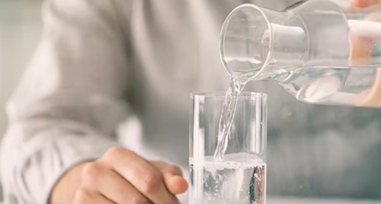 నిద్రలేవగానే నీళ్లు తాగితే కలిగే ప్రయోజనాలివే
