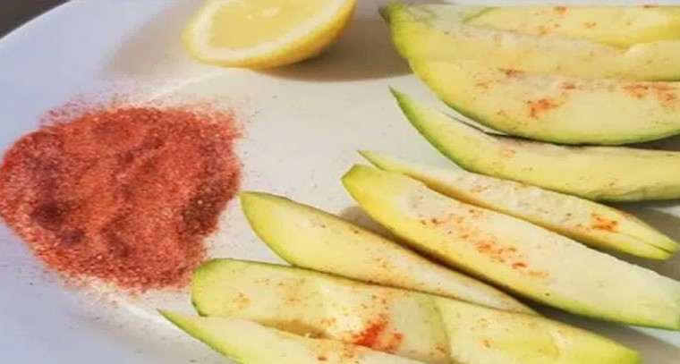 ఉప్పు, కారంతో పండ్లు తింటున్నారా.?
