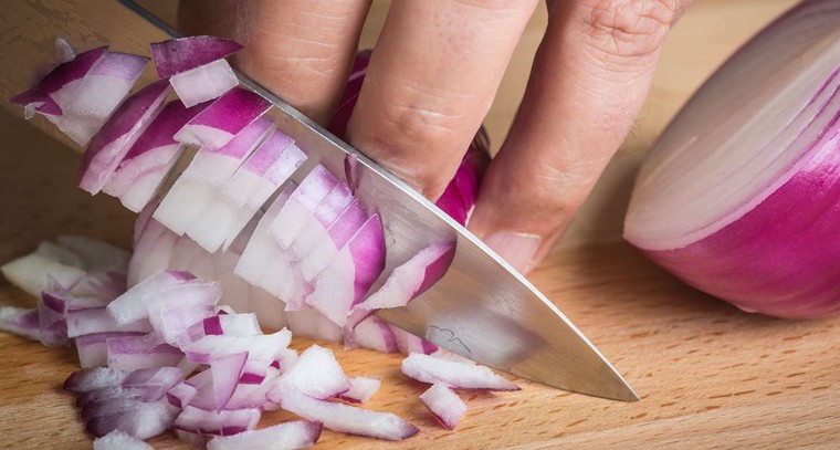 కన్నీళ్లు రాకుండా ఉల్లిపాయలు ఎలా కోయాలో తెలుసా...?
