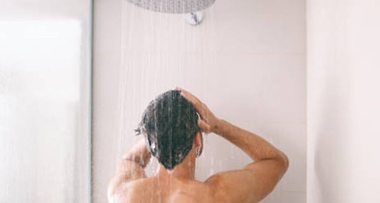 రాత్రిపూట తలస్నానం చేయడం వల్ల కలిగే ఆరోగ్య ప్రయోజనాలు