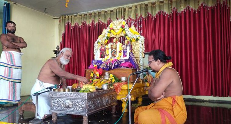 రామయ్యకు స్వర్ణ తులసి పూజలు
