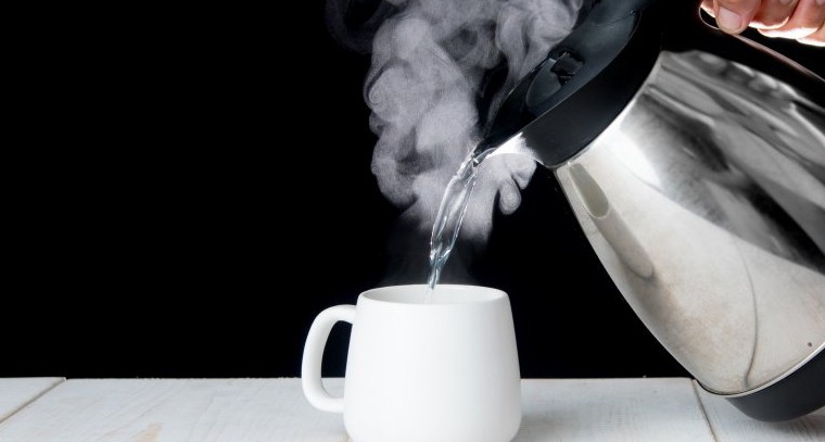 వేడి నీళ్లు తాగితే అనేక లాభాలు
