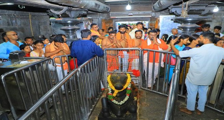 రాజన్న ఆలయంలో భక్తుల రద్దీ
